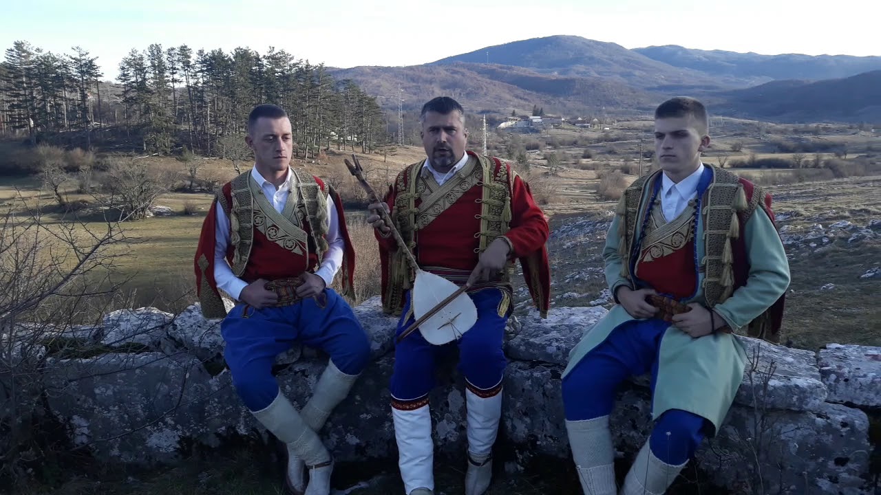 Radovan Vujović - pored kuće Peka Pavlovića na Čevu