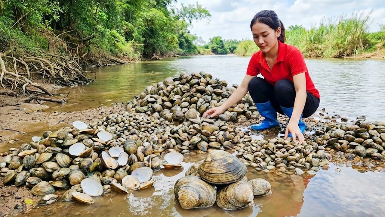 Finding many clams by the river, the girl caught and sold them at the market
