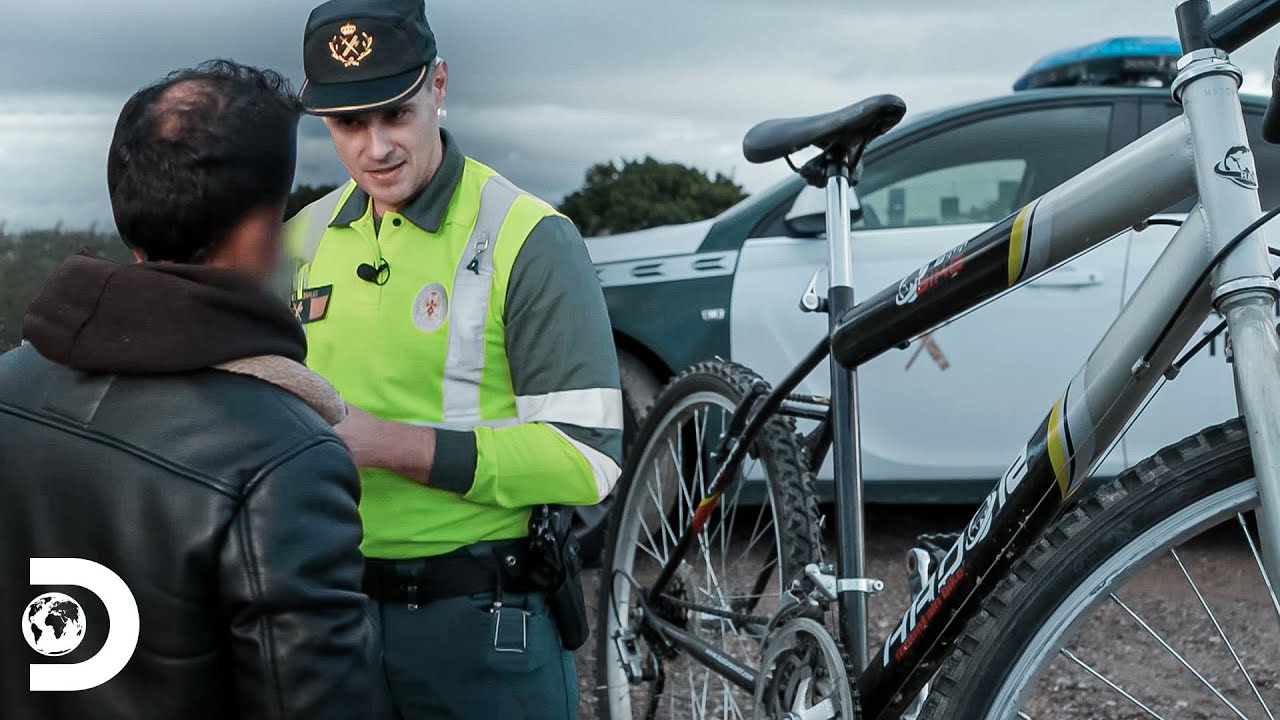Hombre conducía bicicleta en sentido contrario | Control de Carreteras | Discovery Latinoamérica