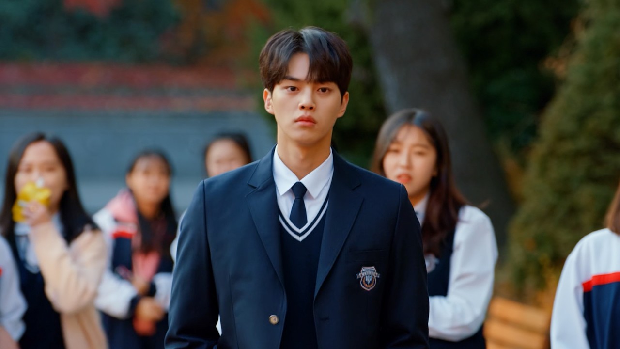 All the Girls Fall for the New Rich Student, Except the Poor Girl He Truly Wants