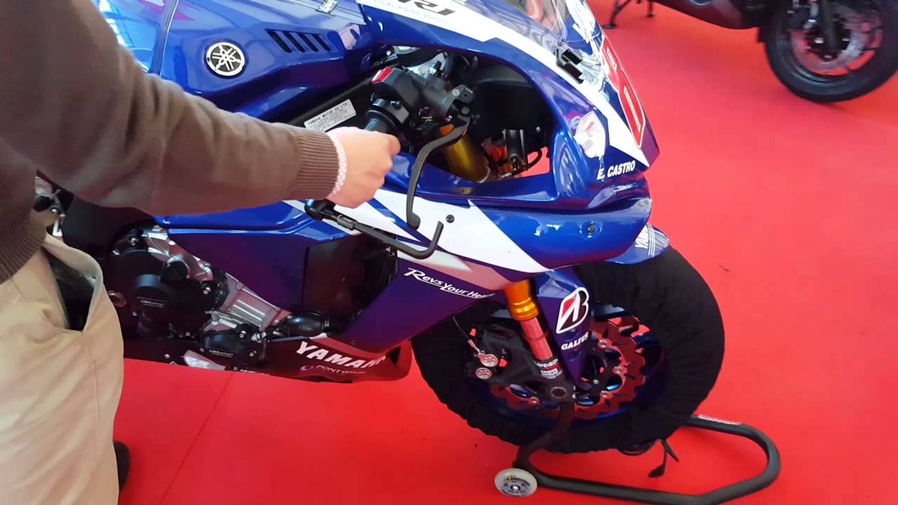 Yamaha R1 2016 + full akrapovic exhaust. Blue flames