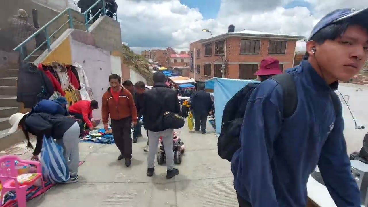 Caminando entre tantas personas mucho desorden