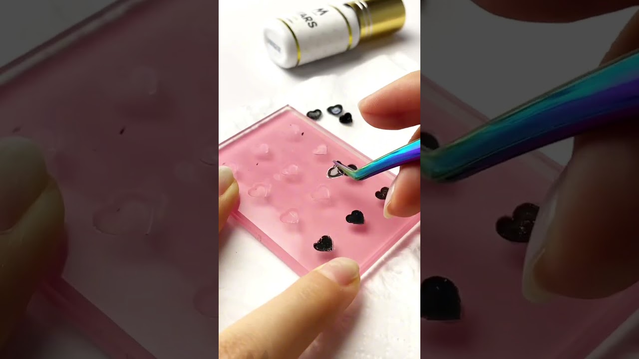 🧼 2 easy ways to clean your glue palette💧 Warm water 🧴 Remover Clean tools = better lashes