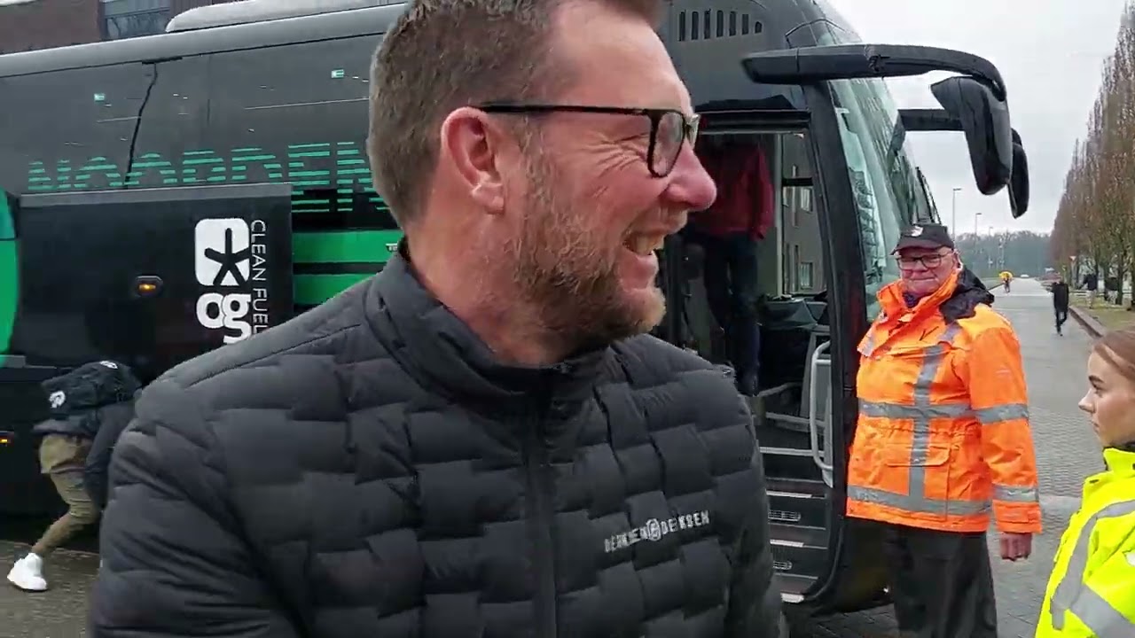 #emmgro FC Groningen spelersbus komt aan bij De Oude Meerdijk