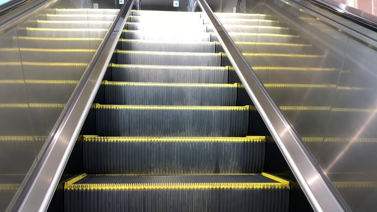 日立駅ホームのエスカレーター