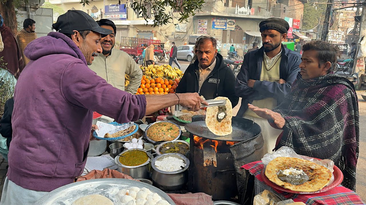 60/- Rs PAKISTANI ROADSIDE BREAKFAST 😍 ALOO PARATHA WITH SAAG & MAKHAN - DESI CHEAPEST STREET FOOD