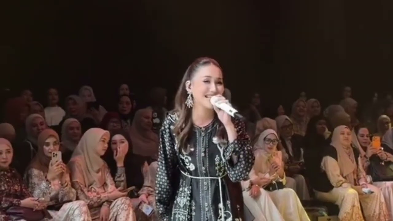 PENAMPILAN CANTIK AYU TING TING SAAT NYANYI 