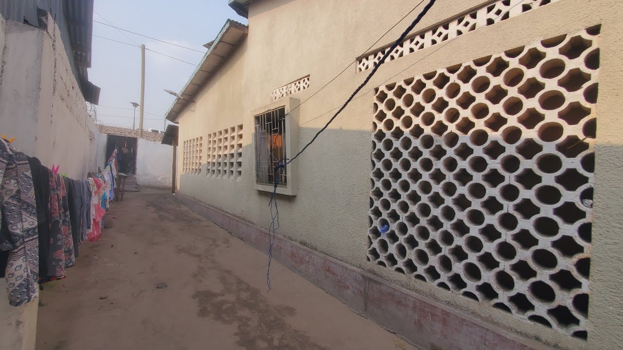 👉RDC/KINSHASA/PRIX:35 000$ À DISCUTER/PARCELLE MISE EN VENTE AVEC 2 PORTES DES LOCATAIRES/BON REVENU