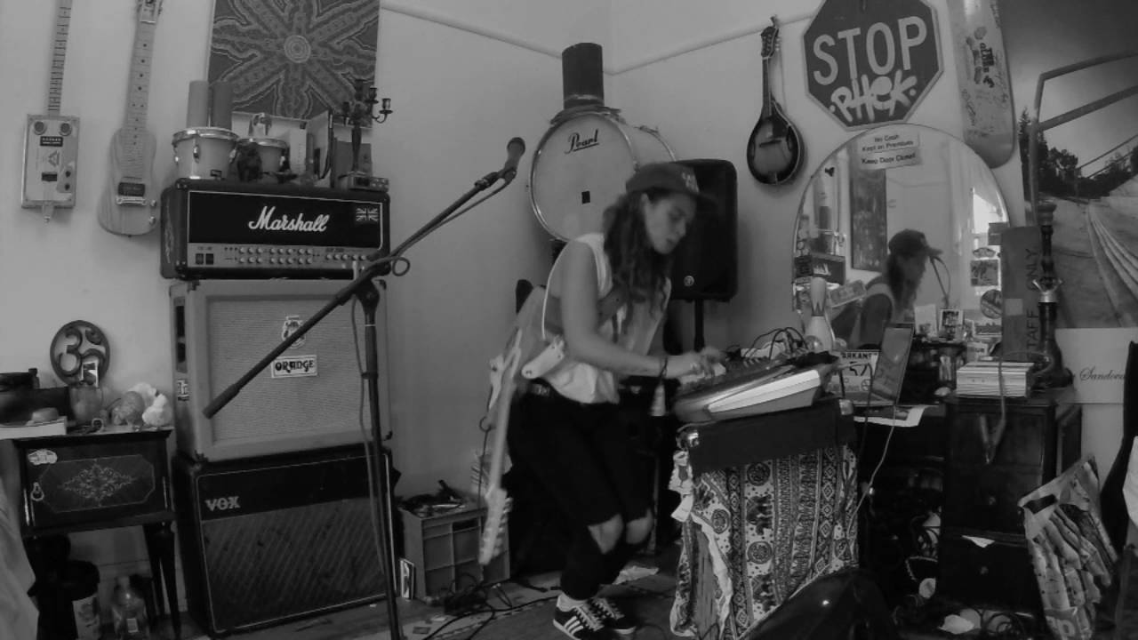 TASH SULTANA - SYNERGY (LIVE BEDROOM RECORDING)
