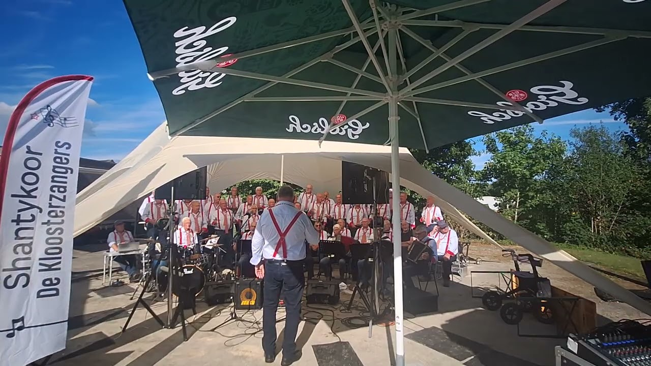 Het kleine cafe aan de haven