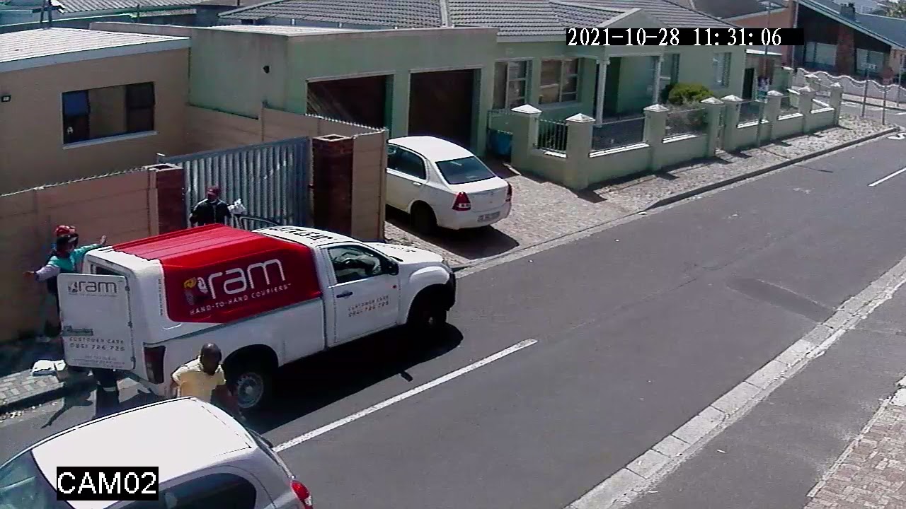 Crazy Armed Robbery Caught on Camera - Daylight Robbery - Cape Town, South Africa