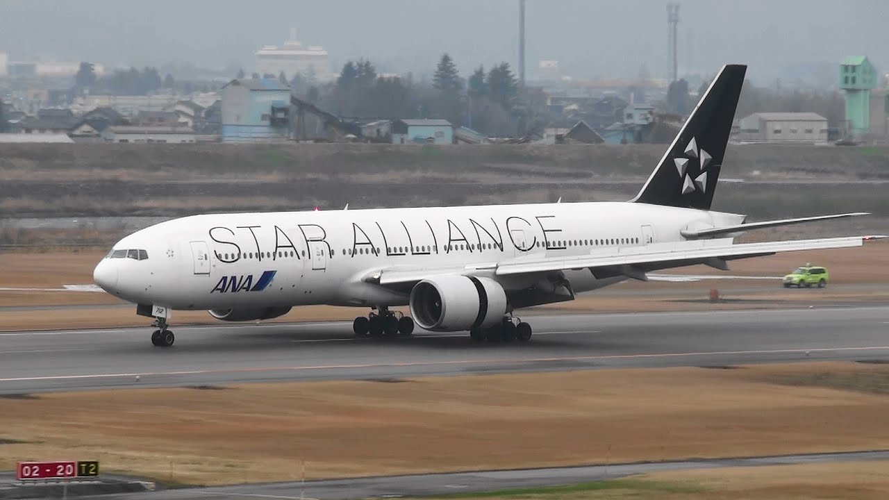 [B777 Welcome back!] ANA B777-200 JA712A LANDING & UNIQUE Marshalling TOYAMA Airport 富山空港 2013.3.31