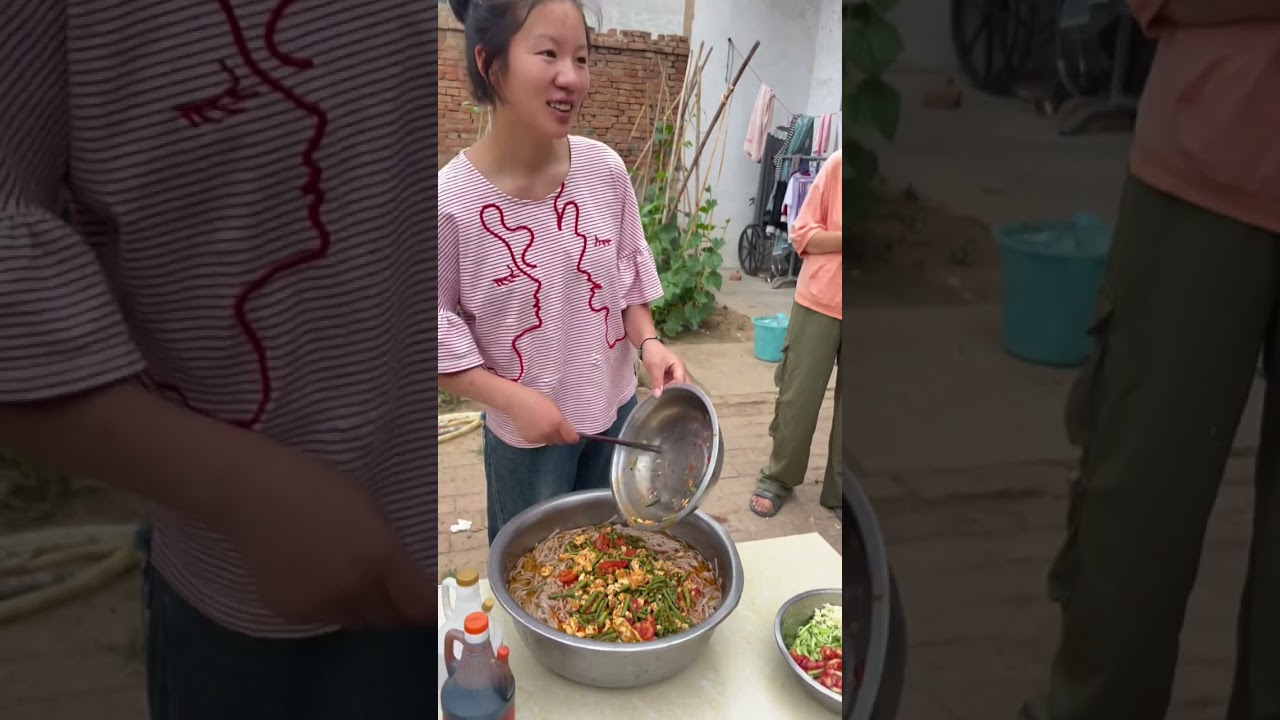 夏天谁能抵挡得了一碗凉面条的诱惑呢……天气热了，给家人做一顿我们这边的特色美食凉面条，这满满一大盆吃起来太爽口过瘾了弟弟妹妹们都爱吃那叫一个香～