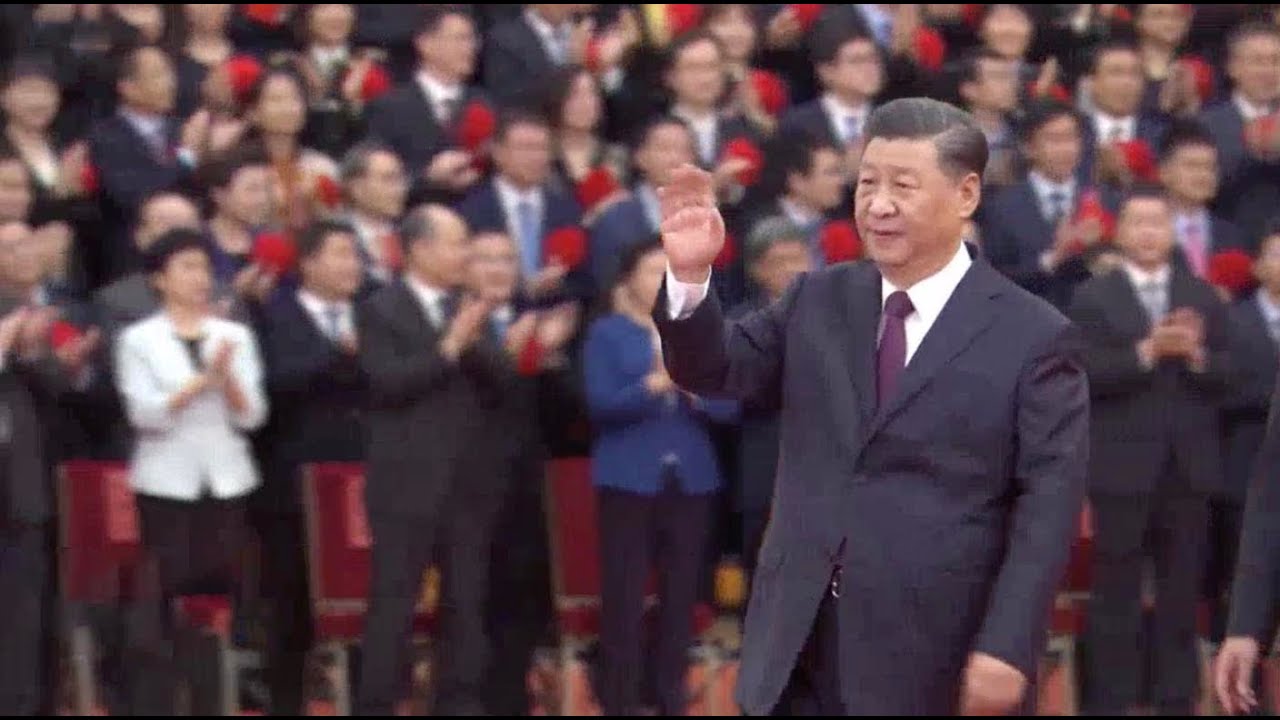 Xi Jinping and awardees take group photo at Great Hall of the People