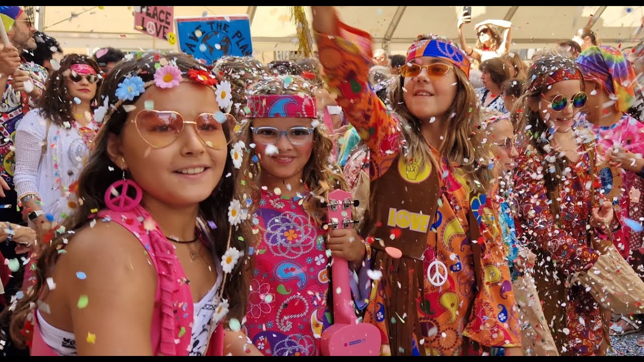 Desfile de carrozas en Almudévar lleno de color e imaginación