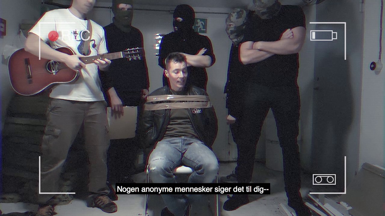 Thomas Hartmann er taget som gidsel.