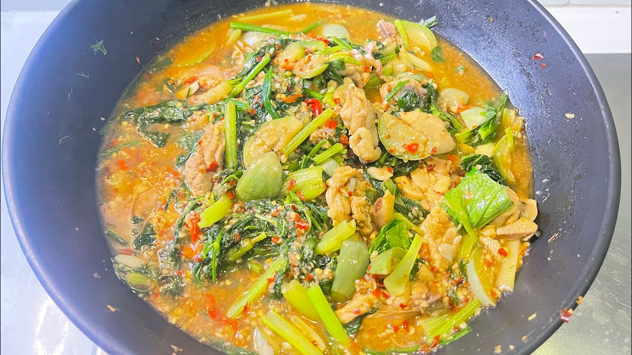 แกงออมไก่ผักเยอะๆ หอมๆ น้ำแกงเข้มข้นรสชาติแซ่บนัว ￼