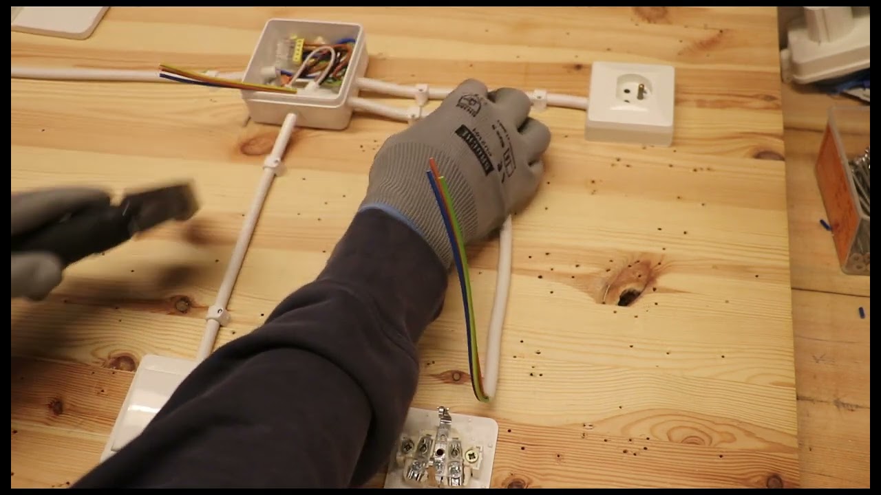 1-kytkentään tehtävä lisäys - pistorasian asennus