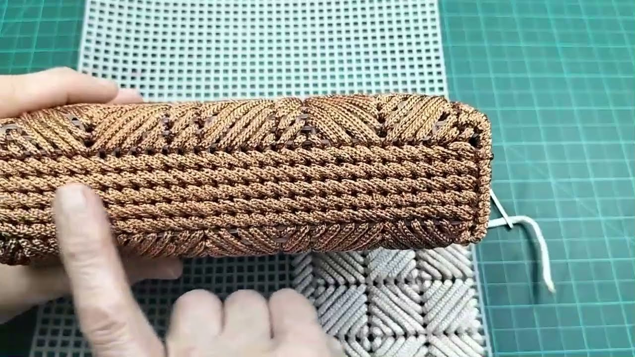 Как выкроить и вышить клатч из пластиковой канвы