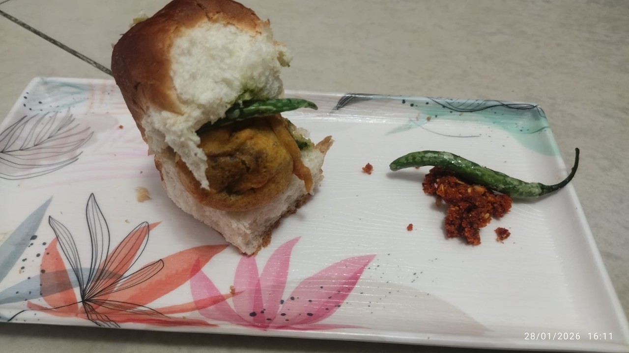 Mumbai Style Vada Pav Recipie | मुंबई का प्रसिद्ध वड़ा पाव रेसिपी | M.A.D.S Kitchen