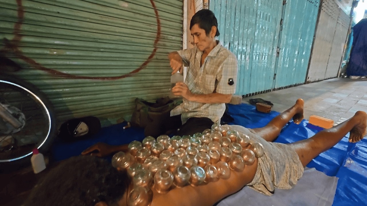 💆‍♂️ Intense $5 Street Massage with Cupping – He Walked on My Back – Ho Chi Minh City 🇻🇳
