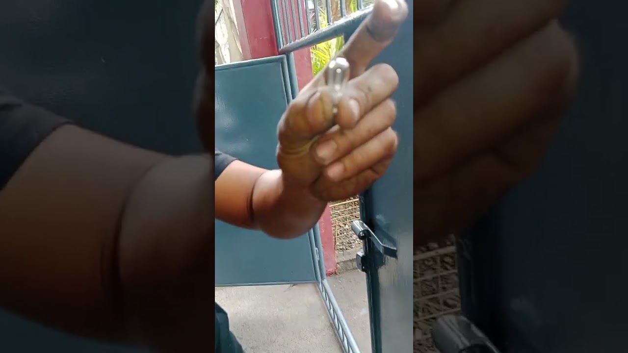 Toyota Avanza replace licence plate bulb.#carcare #automobile #sharetips