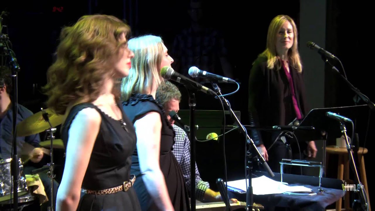 Финал eTown с Lake Street Dive и Эйлен Джуэлл — Don't Let Me Down (прямое выступление на eTown)