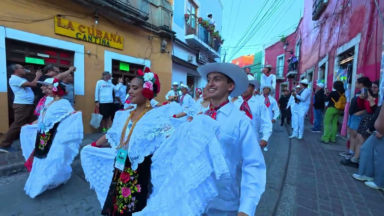 Así se vivió el desfile veracruzano en el Cervantino 2025