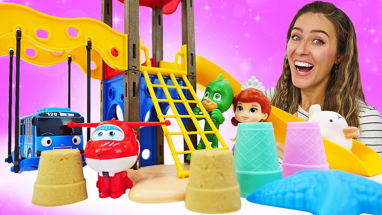 Hora de brincar no Jardim de Infância! Rotina da manhã e jogos com brinquedos na piscina!