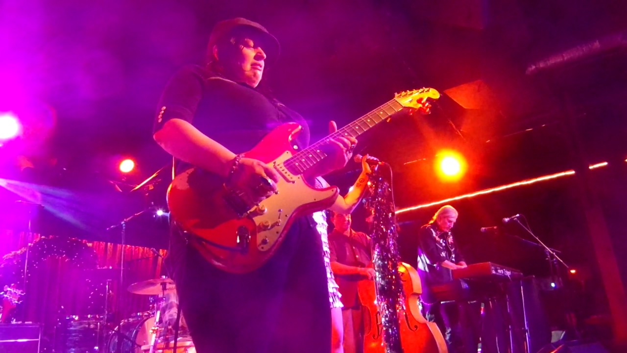 Laura Chavez plays guitar with Casey Hensley for one of the best rifts ever! 9+min.s!