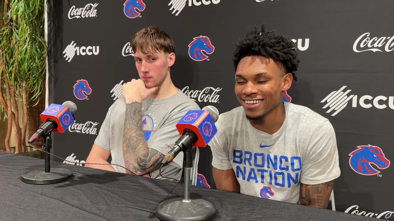 Игроки команды Boise State Дрю Филдер и Дилан Эндрюс беседуют после победы над командой Colorado ...
