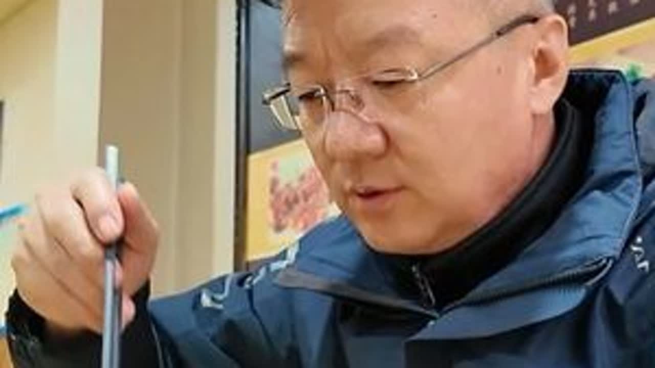 除夕前一天 把孩子从先接回来，然后去补充一些春节年货，天突然下雪，一家人顶雪步行回家，也算是一种美好的回忆。#置办年货 #下雪天的快乐 #超市购物 #刀削排骨面 #看实力太奶喝实力好奶