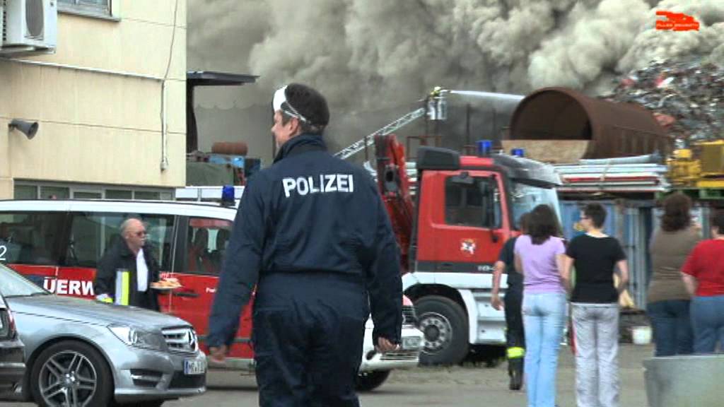 Giftige Gase nach Brand in Rohstoffverwertungsbetrieb - 2 Verletzte - 46 Personen evakuiert
