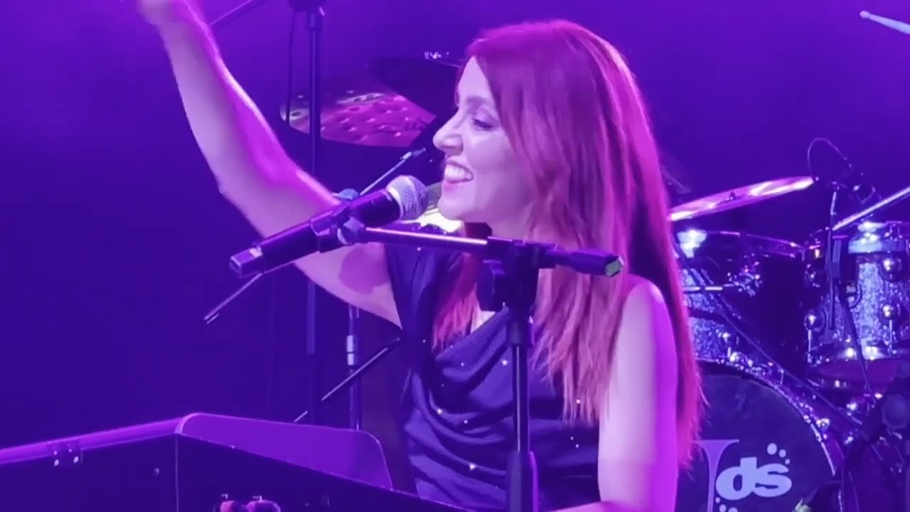 Noemi incanta Mistretta. Magia, musica e sorprese in piazza San Felice