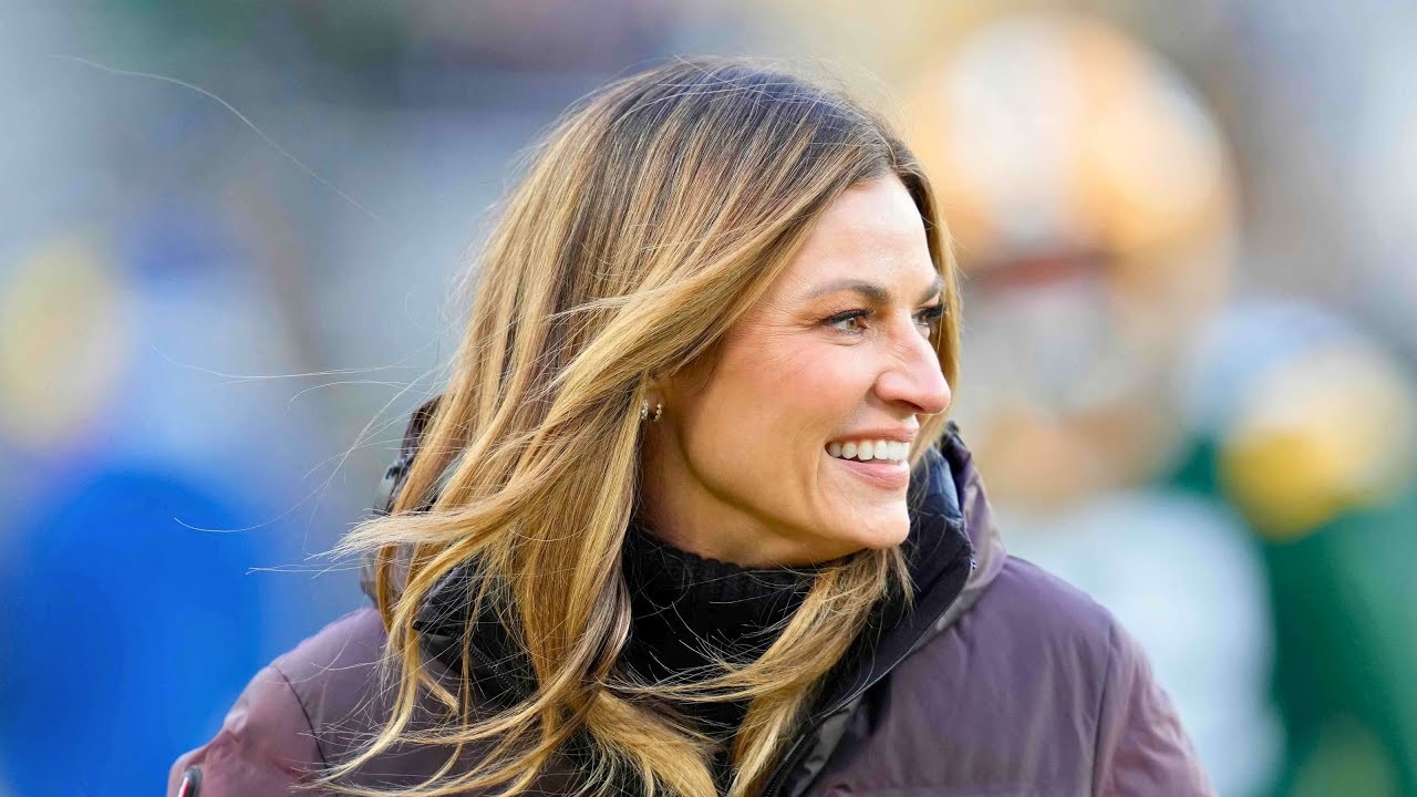 Erin Andrews’ Wild NFL Pregame Coat Steals the Show 😱🔥