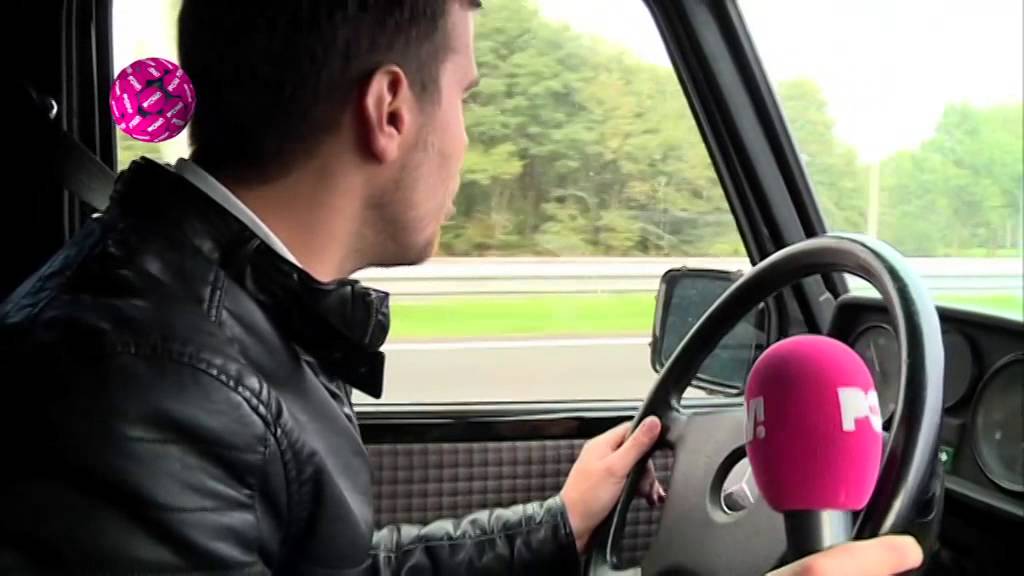 Man maakt van auto een tractor