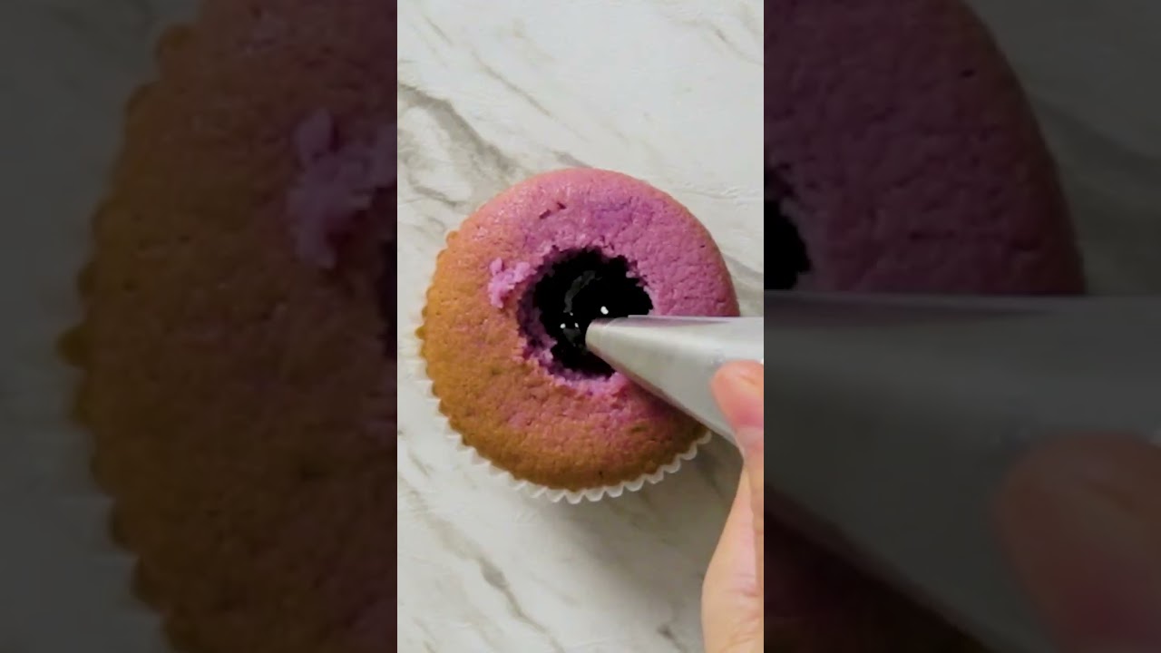 CRAVING FOR A CUPCAKE? | BERRY FILLING CUPCAKE | SO YUMMY AND DELICIOUS | #shorts #cupcake #cake