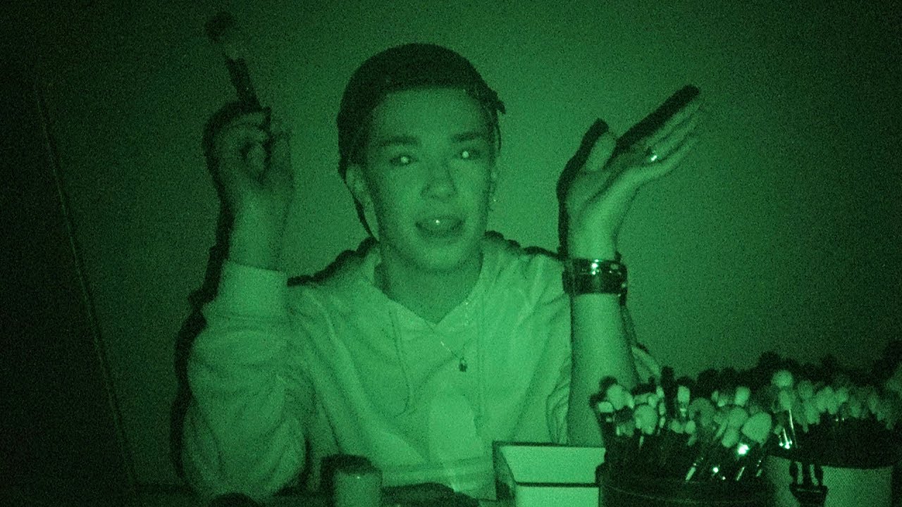 DOING MY MAKEUP IN THE DARK!