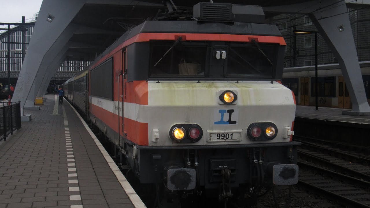 RXP 9901 verlaat met de Urlaubs-Express Amsterdam Centraal