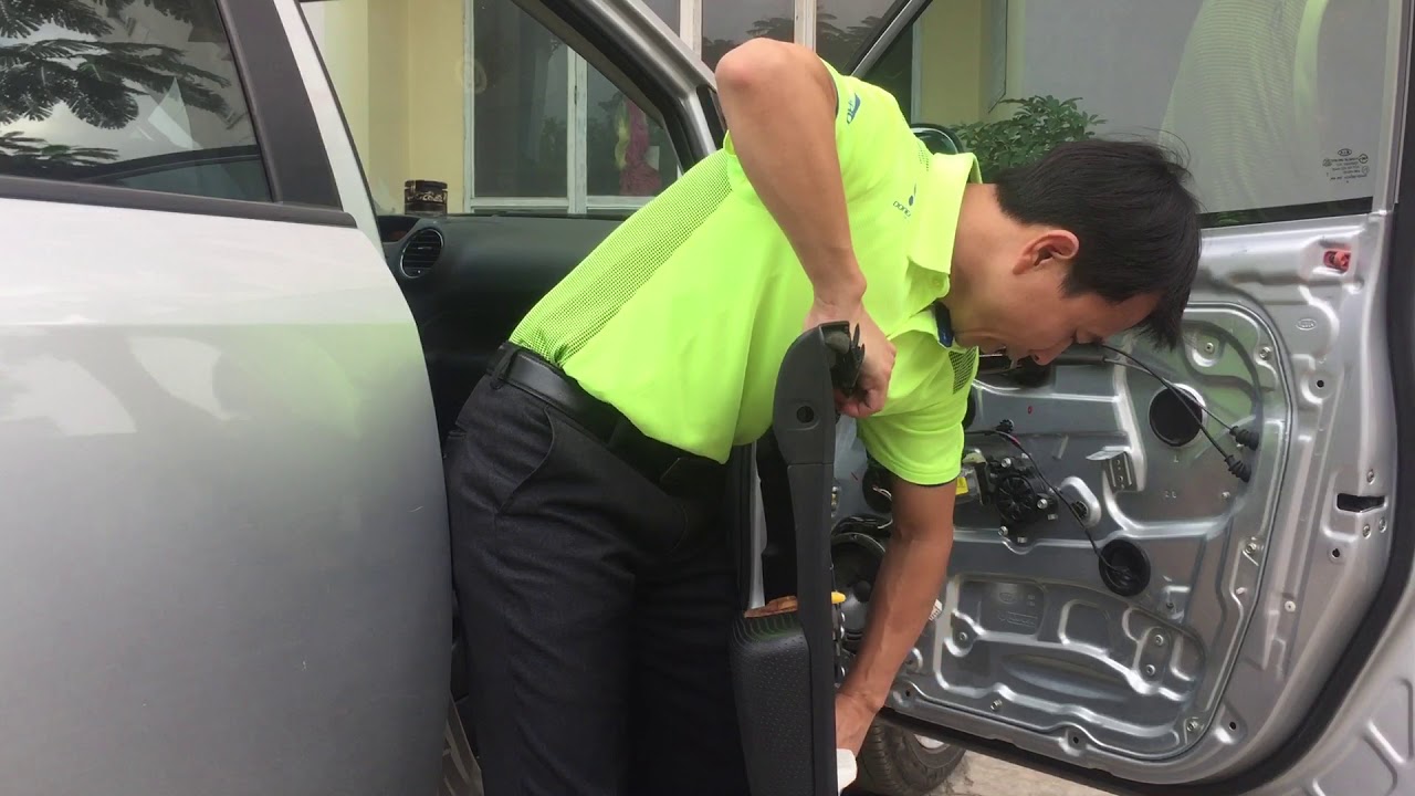 Cách tháo taplo cửa xe