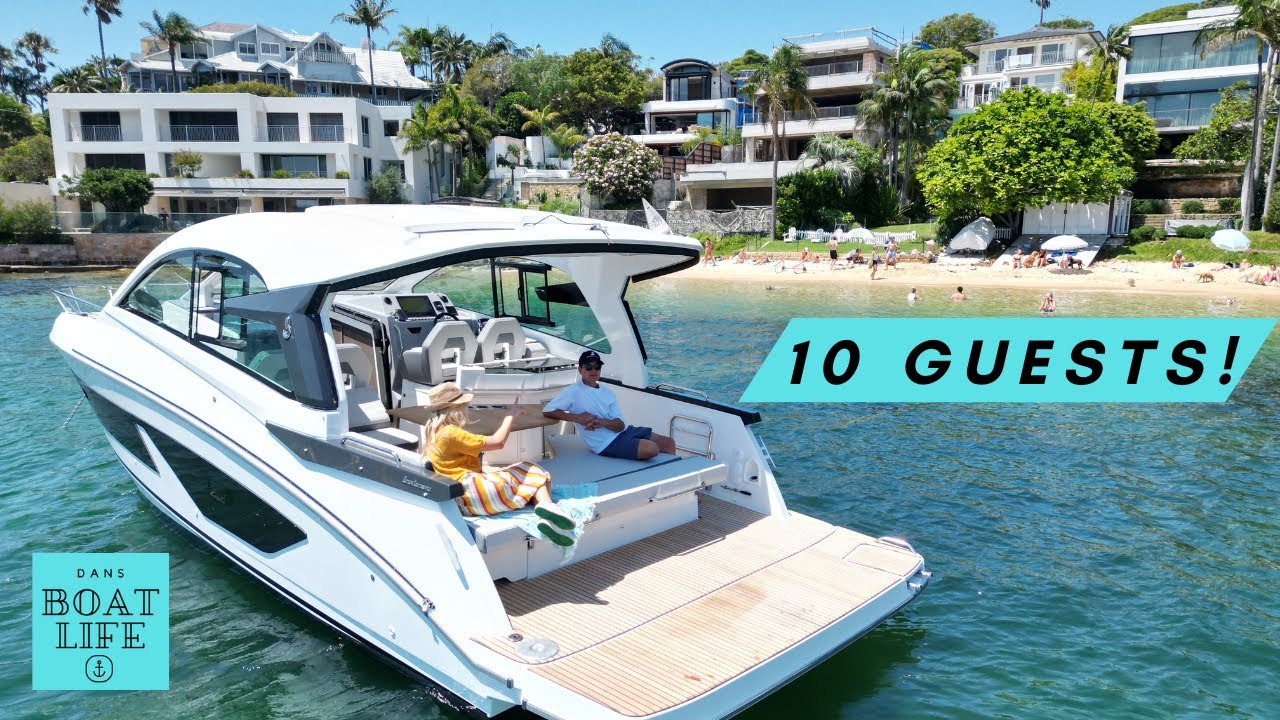 Best layout for entertainers? Discover the Beneteau 32 Gran Turismo