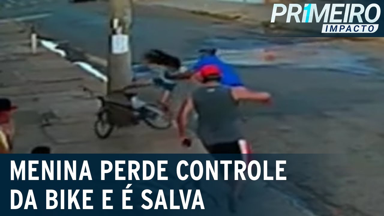 Homem salva criança que andava de bicicleta de bater em poste | Primeiro Impacto (22/07/22)