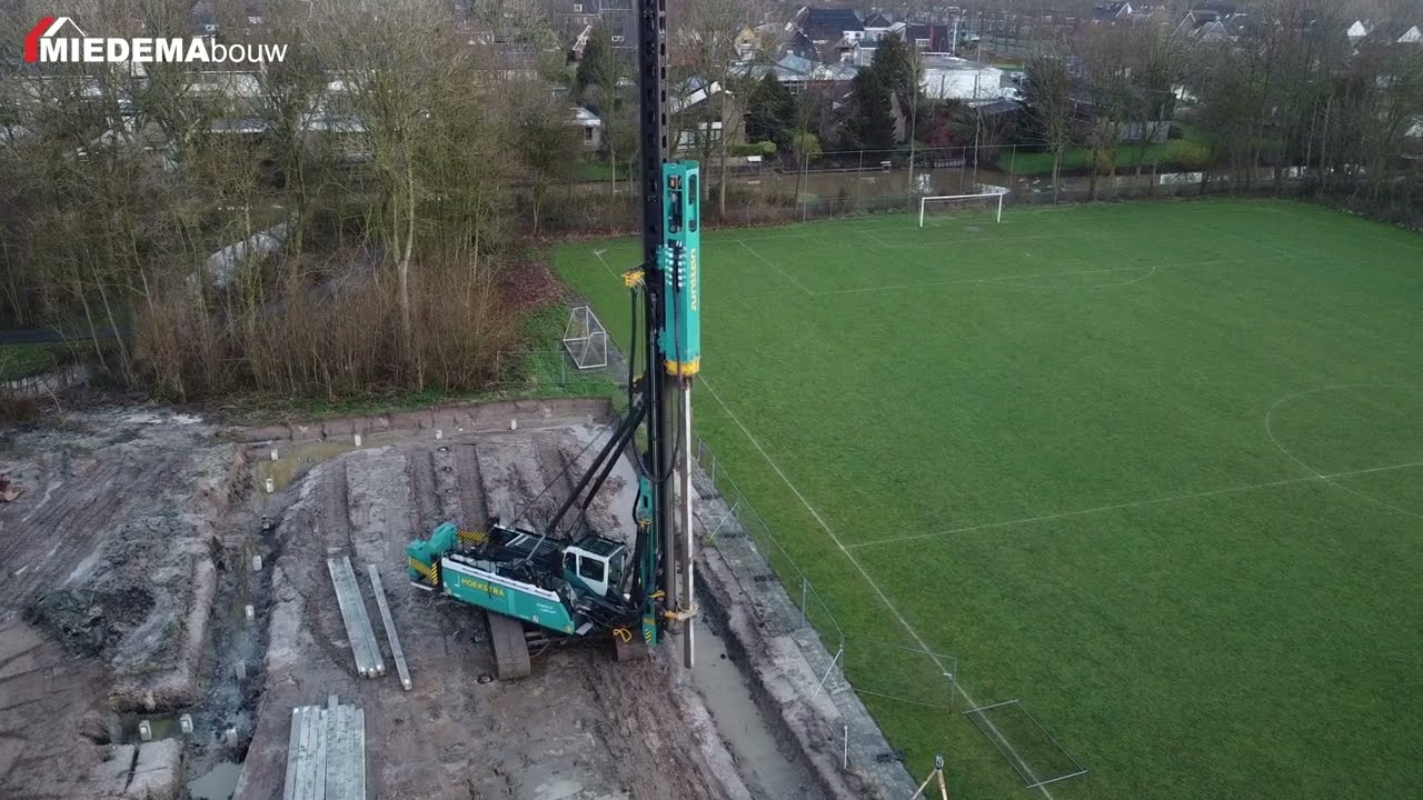 Heipalen slaan bij clubgebouw Grijpskerk
