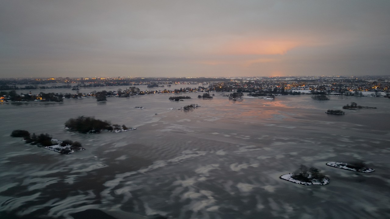 Winterse zonsopkomst van bovenaf | Dronebeelden Nederland