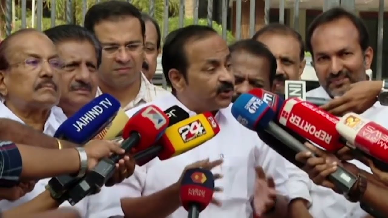 വി ഡി സതീശന്റെ നേതൃത്വത്തിൽ സഭ തുടങ്ങും മുമ്പേ സഭാ കവാടത്തിൽ പ്രതിഷേധം | VD Satheesan