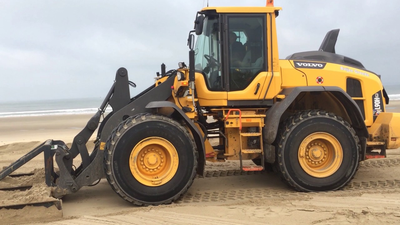 Strandslaaphuisjes Nieuwvliet worden van het strand afgehaald