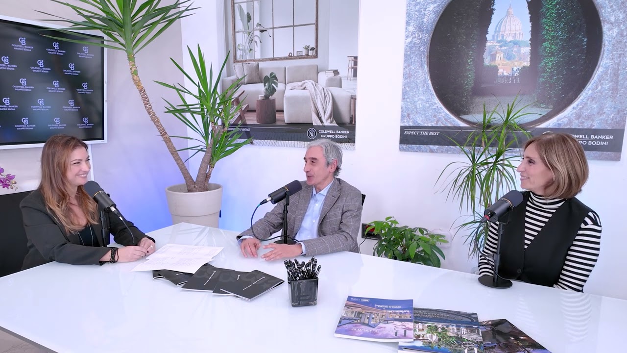 Consulenti immobiliari e architetti collaborano nella gestione delle compravendite immobiliari