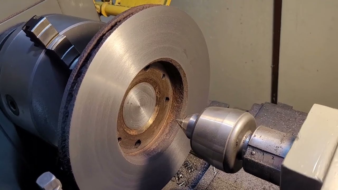 Prawidłowe toczenie tarcz hamulcowych bez bicia. Brake discs redressing without missalingment