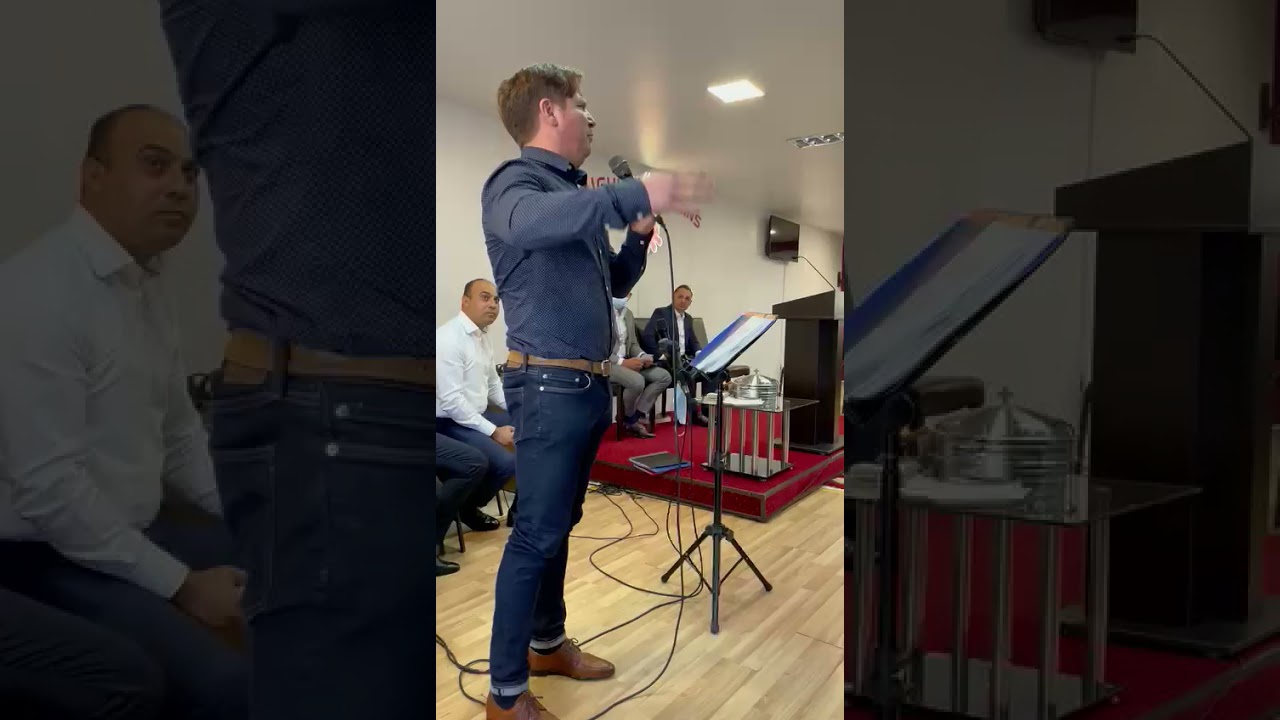 fratele marius Lela canta la Rugul Aprins Floresti.o cantare Unsa De Duhul Sfant.