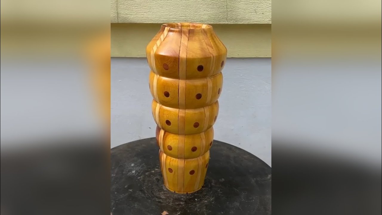 木工中的精巧技艺无需力气，只需技巧 木工车床技艺精湛，刀法精准，巧妙雕琢木材曲线，打磨出光滑纹理，展现手工艺术之美。